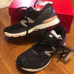 NEW New Balance Fresh Foam 880 GTX (size 7)
